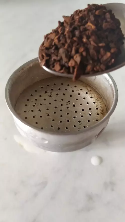 filtro di una moka riempito per metà con polvere di radice di caffè di cicoria