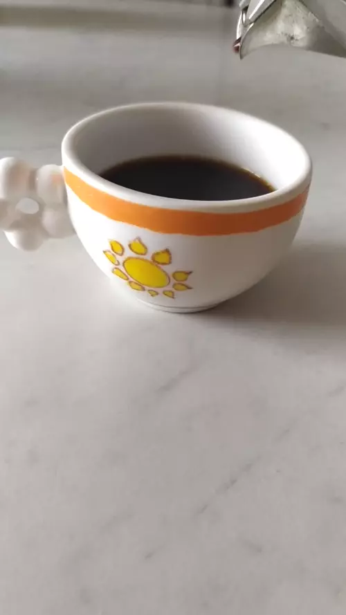 caffè di cicoria versato in tazza